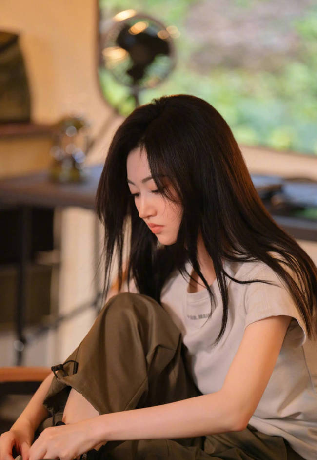 景甜更新露营照！坐在帐篷旁吃西瓜比心少女感十足