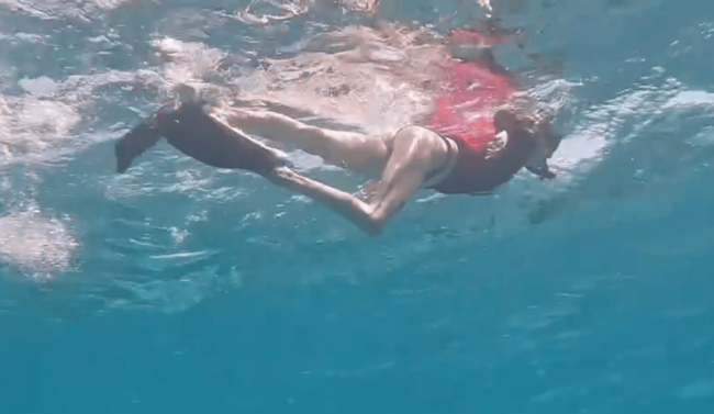 关晓彤晒马尔代夫浮潜vlog 身材苗条大长腿超吸睛