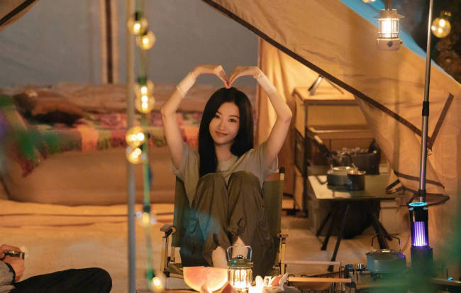 景甜更新露营照！坐在帐篷旁吃西瓜比心少女感十足