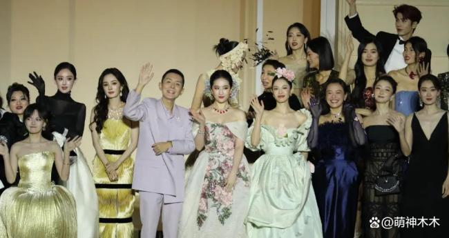 钟楚曦站位风波后首现身,气质优雅眼睛疑似肿了,评论区已彻底沦陷