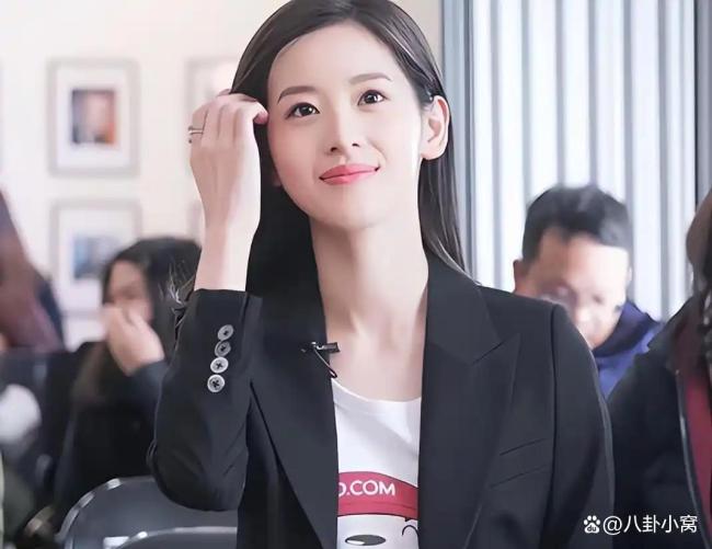 刘强东与章泽天被抓拍 自嘲“没了自信” 土味营销引争议