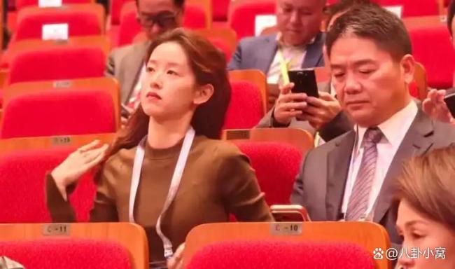 刘强东与章泽天被抓拍 自嘲“没了自信” 土味营销引争议