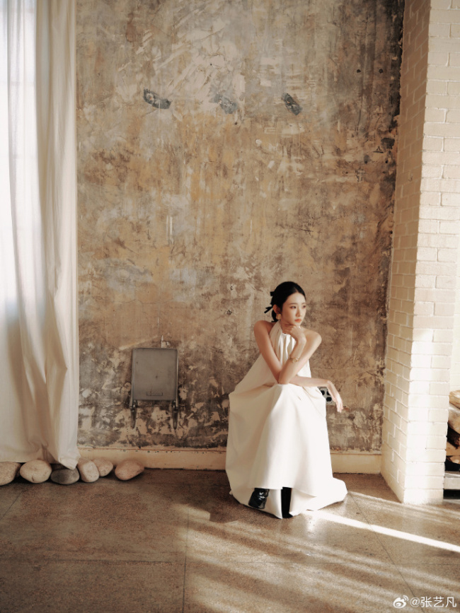 张艺凡极简风白裙气质清冷 完美诠释优雅高级感