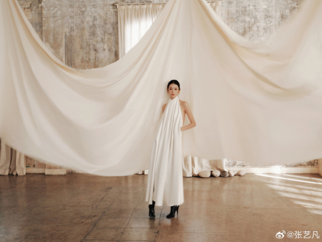 张艺凡极简风白裙气质清冷 完美诠释优雅高级感