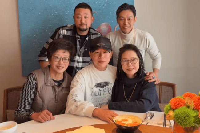 胡彦斌晒照为妈妈庆生!网友称其妈妈像老版易梦玲