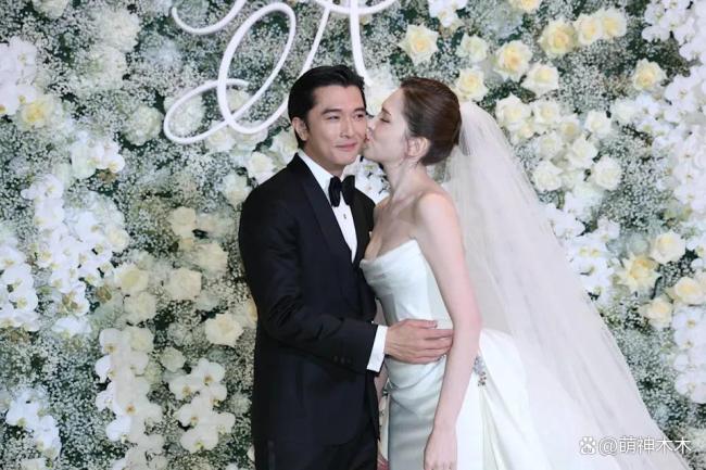 许玮甯邱泽婚礼现场曝光,搂腰亲吻对方甜到不行,两人害羞到笑场 低调幸福引祝福