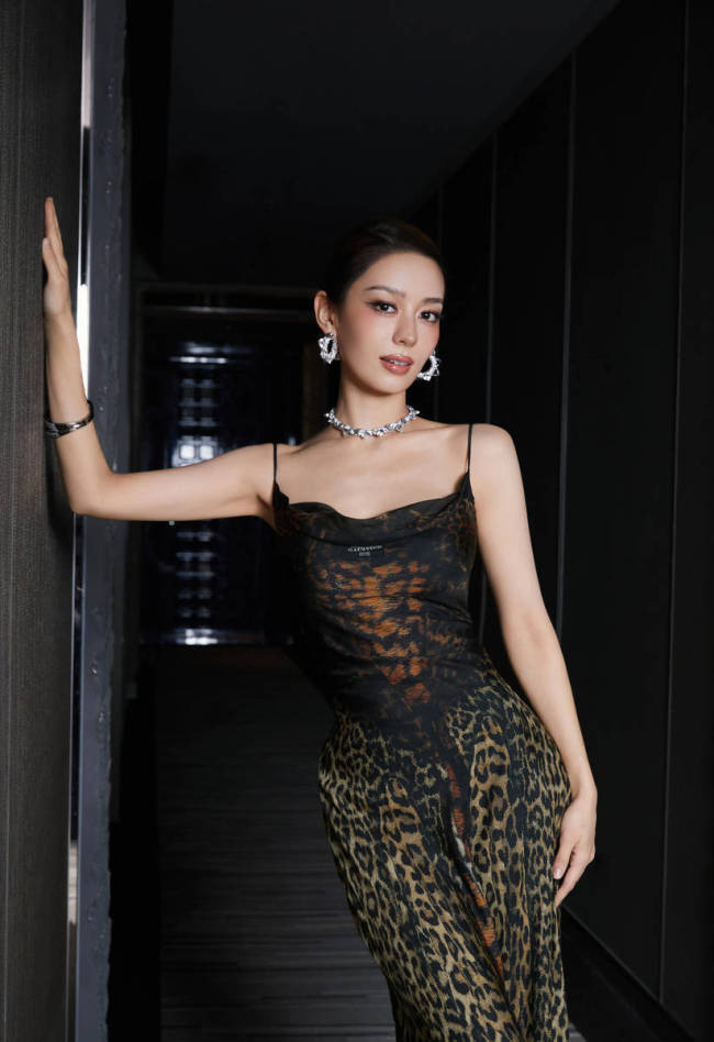 吉娜穿豹纹吊带长裙秀好身材 香肩外露性感娇艳