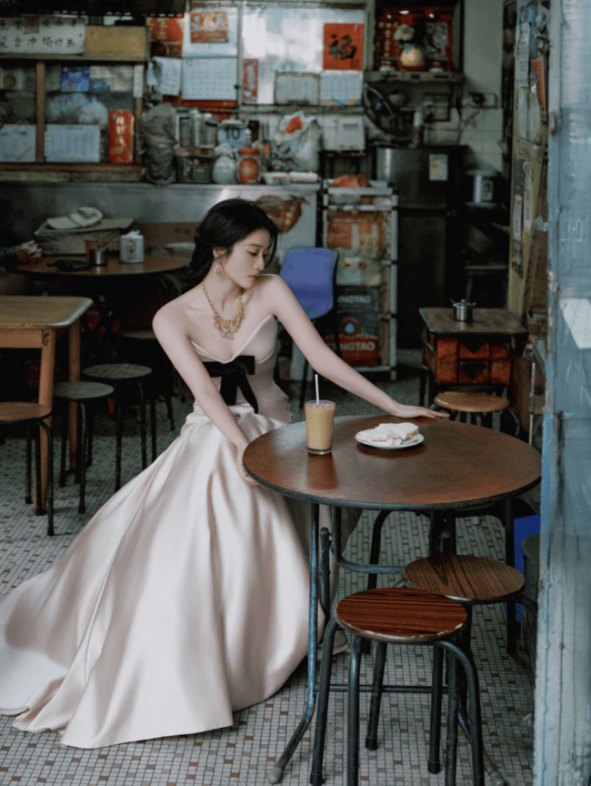 张雪迎穿缎面礼裙温婉大气 穿梭光影诠释电影质感