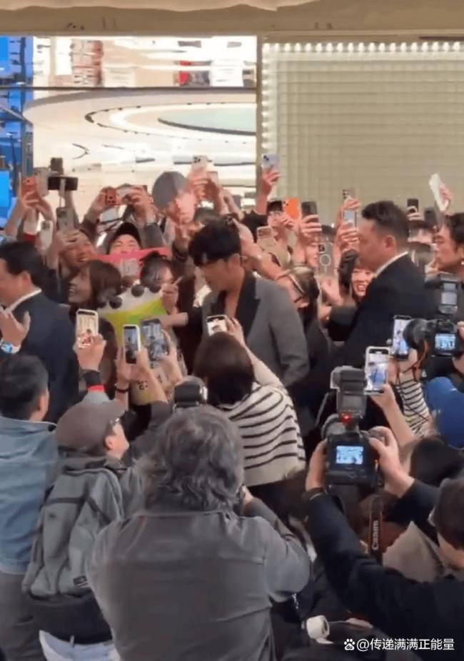 周杰伦瘦下来后嘴角压不住 粉丝互动暖东谈主心