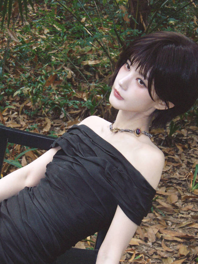 李一桐短发造型酷飒利落 穿黑色露肩上衣性感纯欲