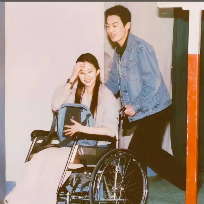 刘亦菲朱亚文大学时期合照曝光！经常组队排练考试