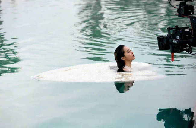 蔡依林穿白色长裙勾勒曲线身材 精彩画面超吸睛！