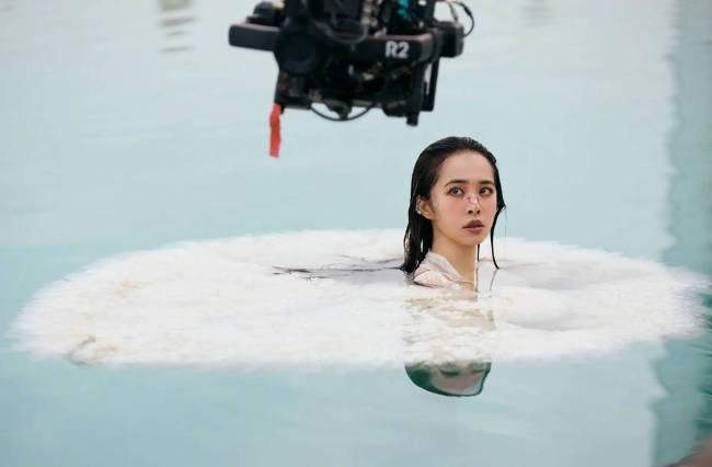 蔡依林穿白色长裙勾勒曲线身材 精彩画面超吸睛！