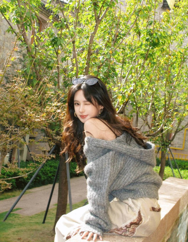 郑合惠子穿针织外套露香肩！甜笑wink少女感十足