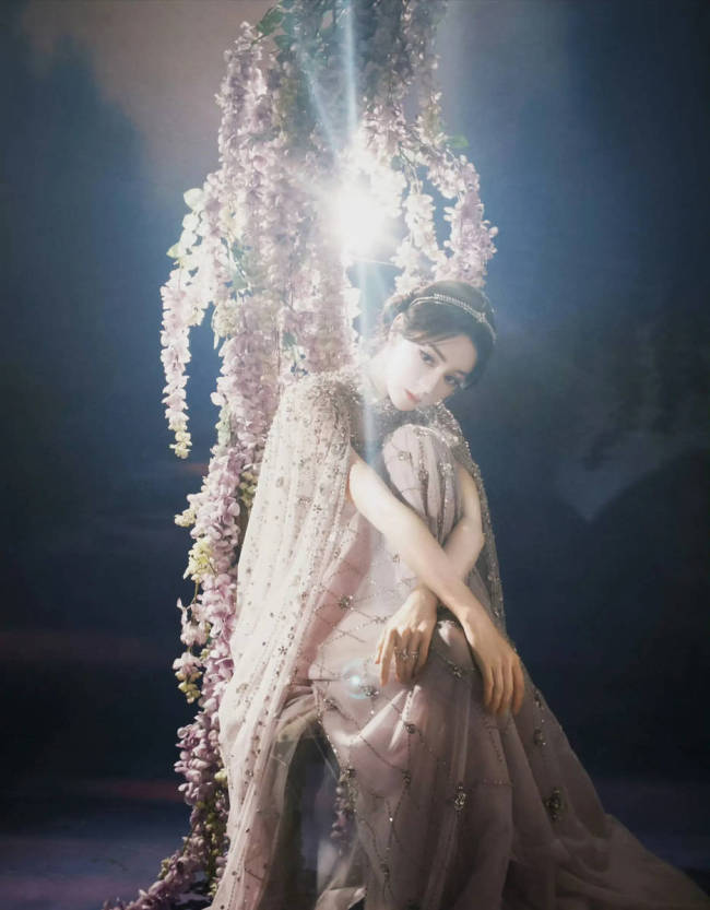 迪丽热巴身穿银色纱裙美轮美奂