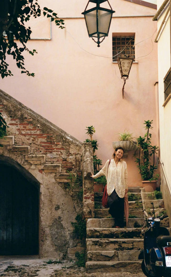 马思纯化身文艺女主 秀发飘逸故事感拉满