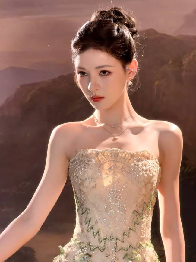 张予曦一袭鎏金裙好身材尽显 盘发造型优雅贵气