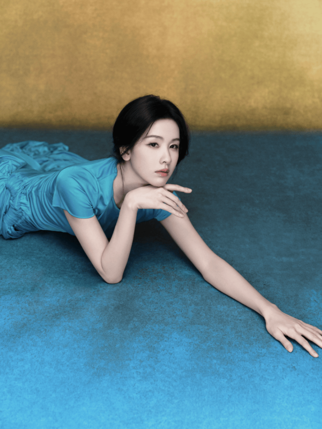 陈都灵穿宝蓝长裙腰肢纤细 轻抬裙摆灵动优雅