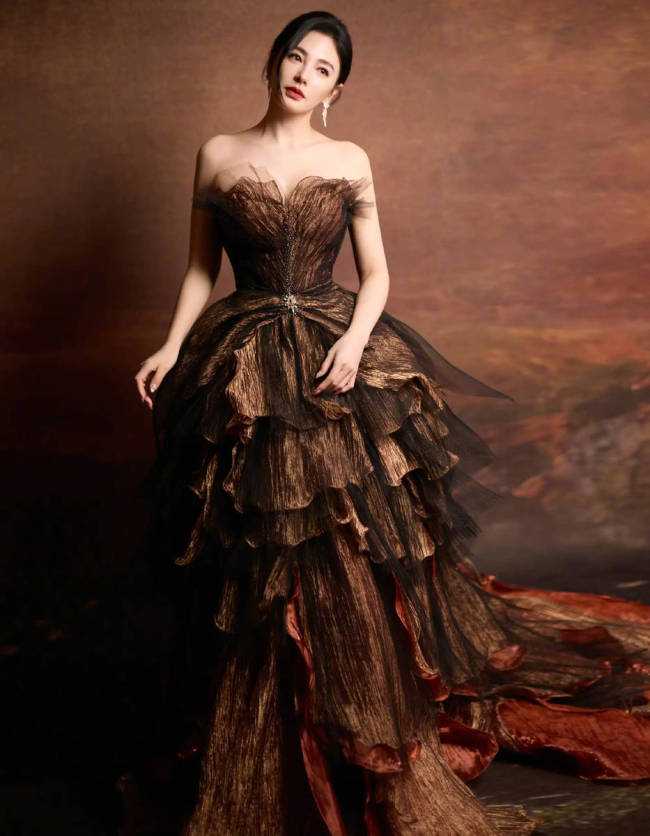 张雨绮一袭棕色裙子宛若女王 低头垂眸眼神柔和