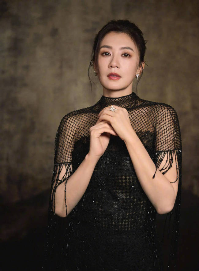 贾静雯穿黑色亮片礼服气场强大 大秀美背性感火辣