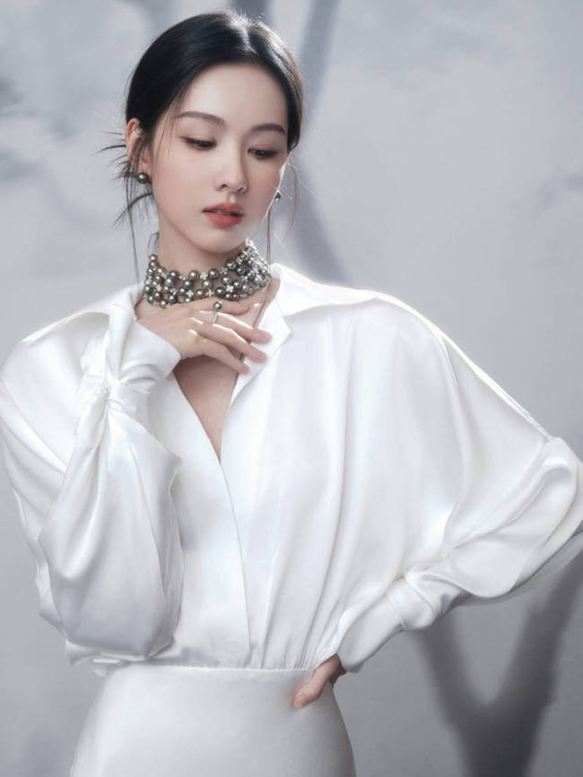 陈都灵白色系look天然纯净 眼神无辜楚楚动人