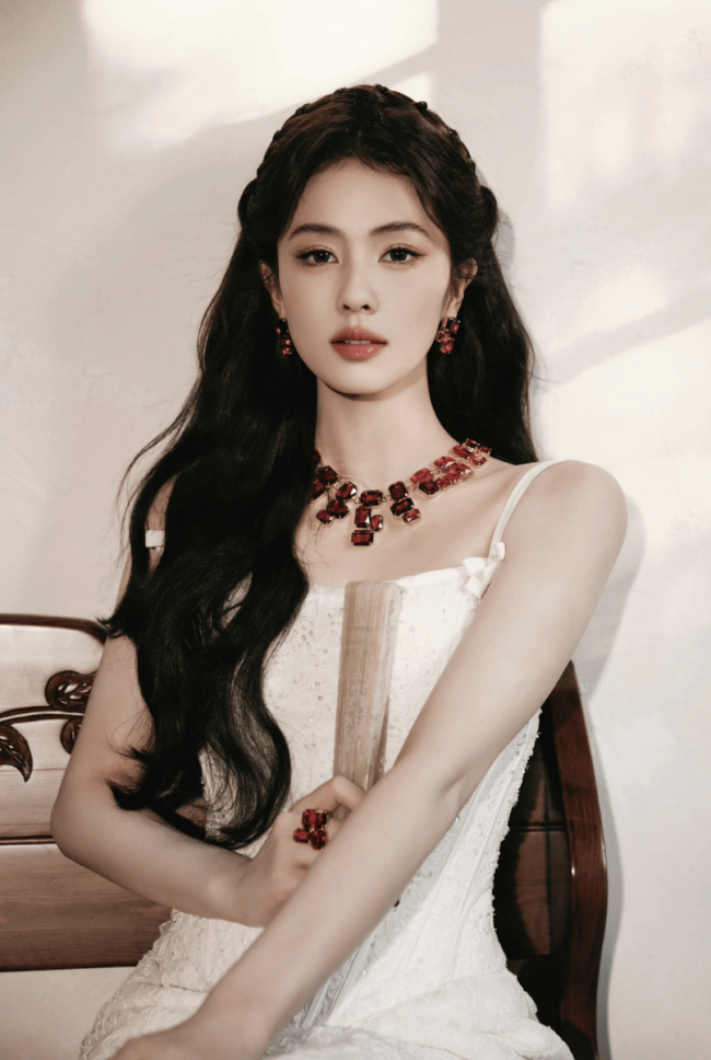 白鹿穿钻饰蕾丝礼裙秀窈窕身姿 公主气质温婉动人