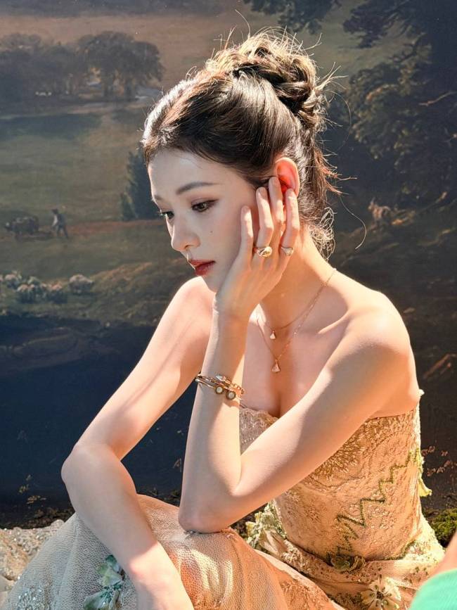 张予曦一袭鎏金裙好躯壳尽显 盘发造型优雅贵气