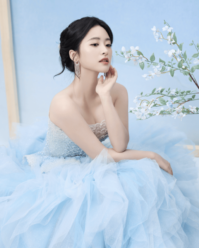 沈月纱裙造型气质柔和 薄纱遮面烂漫灵动甜美可人