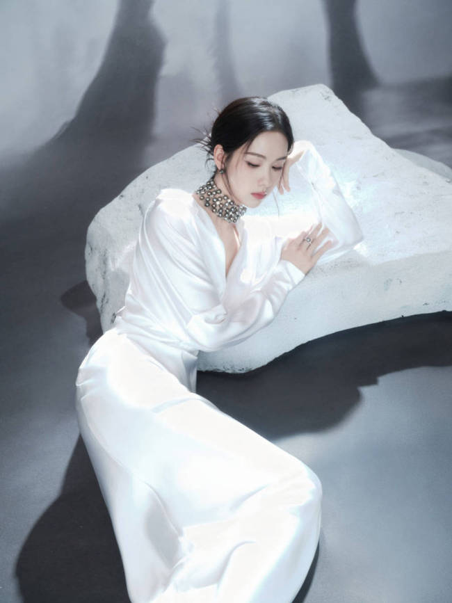 陈都灵白色系look天然纯净 眼神无辜楚楚动人