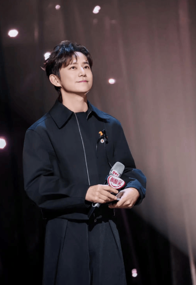 何炅开着闪光灯拍私生 非典型维权激发烧议