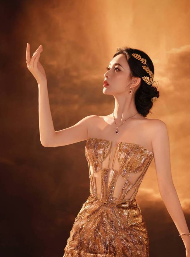 孟子义手持弯弓宛如神女降临 露白皙美背慵懒神秘