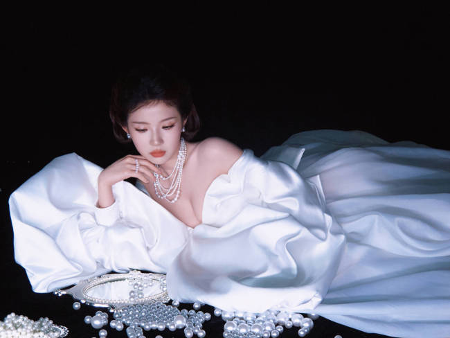 张淼怡穿深V礼服又纯又欲 垂眸沉思更添迷人韵味