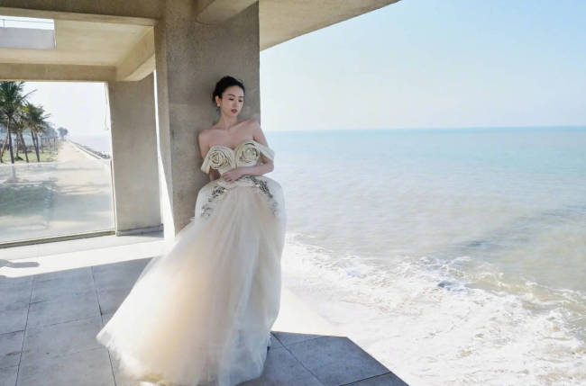 童瑶穿白玫瑰抹胸裙气质佳 海边露明媚笑容好养眼