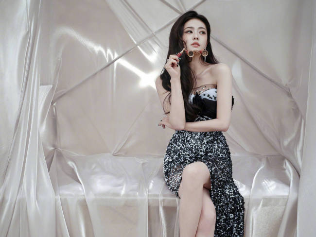 白鹿穿高开衩长裙双腿修长 身姿曼妙表情慵懒明媚