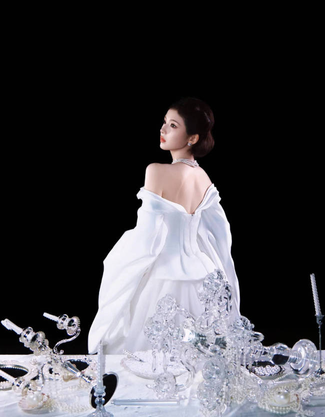 张淼怡穿深V礼服又纯又欲 垂眸沉思更添迷人韵味