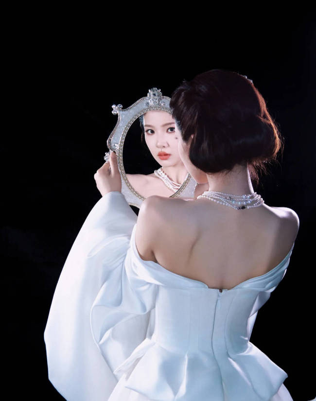 张淼怡穿深V礼服又纯又欲 垂眸沉思更添迷人韵味