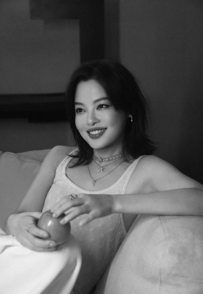 辛芷蕾冬至晒居家氛围感美照 笑容明媚松弛感拉满