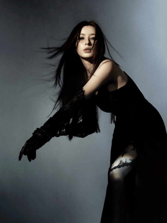 哈尼克孜全黑造型高级酷飒 黑色丝袜衬出冷艳质感