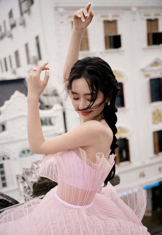 邓恩熙穿公主裙回眸灵动大方 俏皮起舞少女感十足