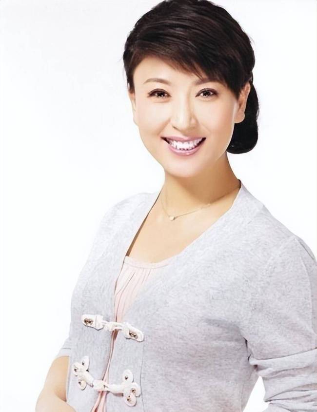 闫学晶哭穷称儿子儿媳年入不到40万 却需负担家庭年开支100万元