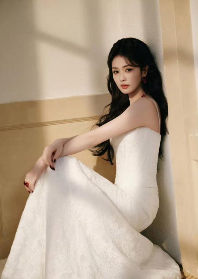 田曦薇九宫格告别2025年 东方甜飒美闪耀全球