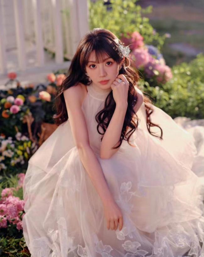 田曦薇九宫格告别2025年 东方甜飒美闪耀全球