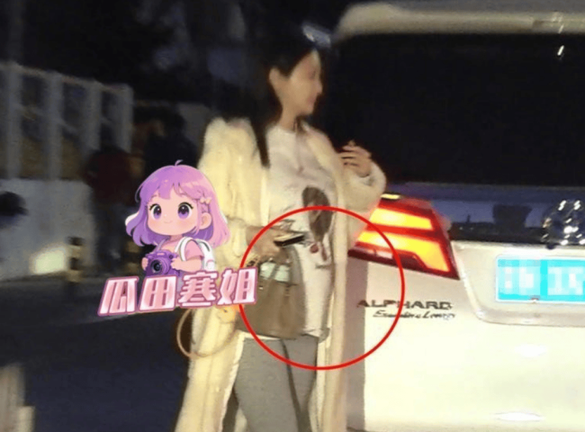 陈冰陪陈牧驰逛花鸟商场 两东说念主牵手大方秀恩爱