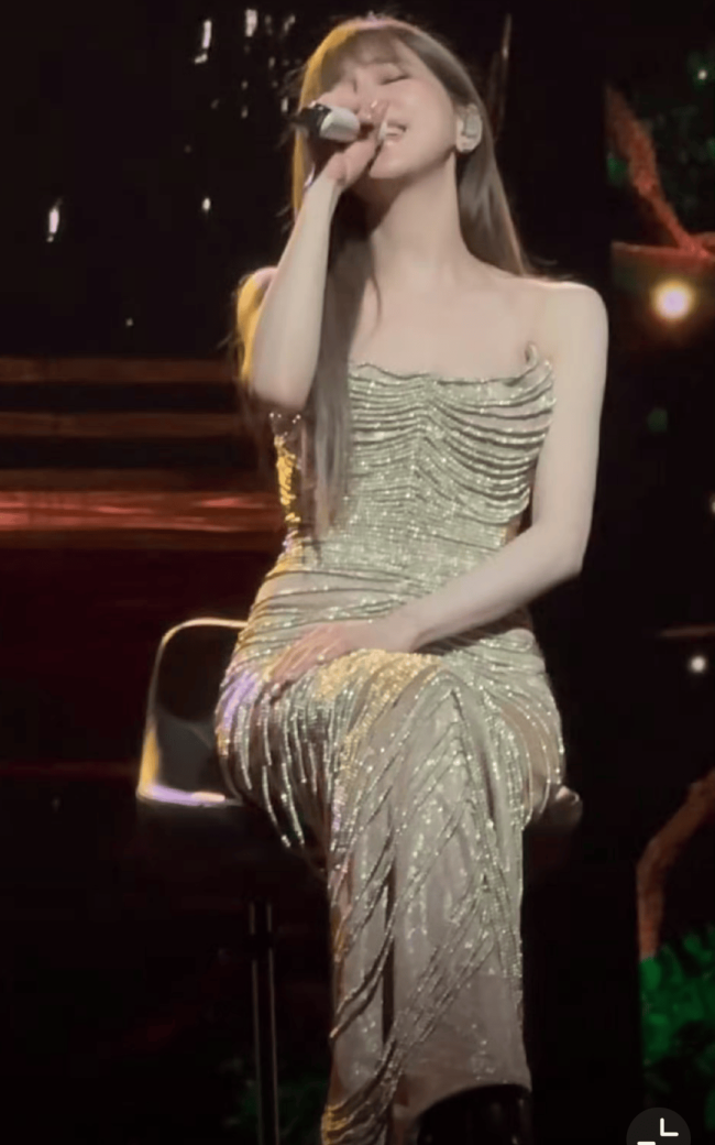 王心凌穿了500条珠链在身上