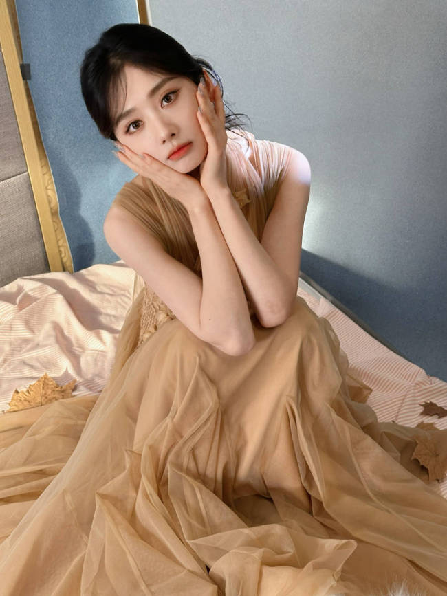 王影璐穿薄纱裙甜笑神采呆萌 乖巧伸懒腰似小猫咪