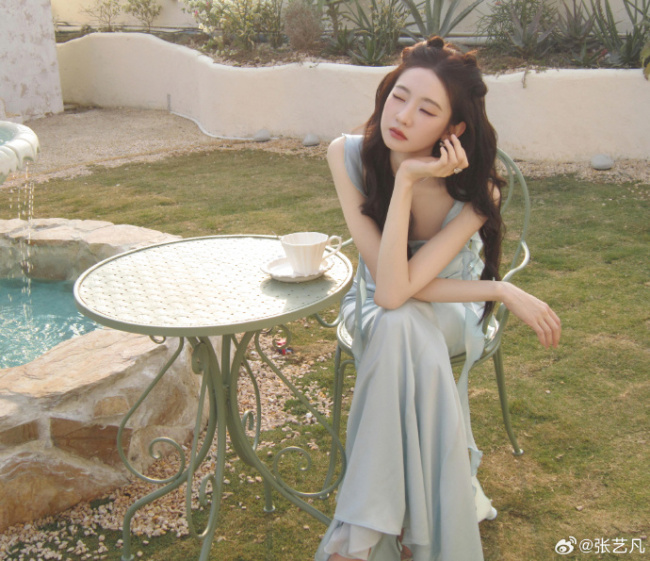 张艺凡穿淡蓝长裙仁和娇俏 抬眸含笑慵懒又纰漏