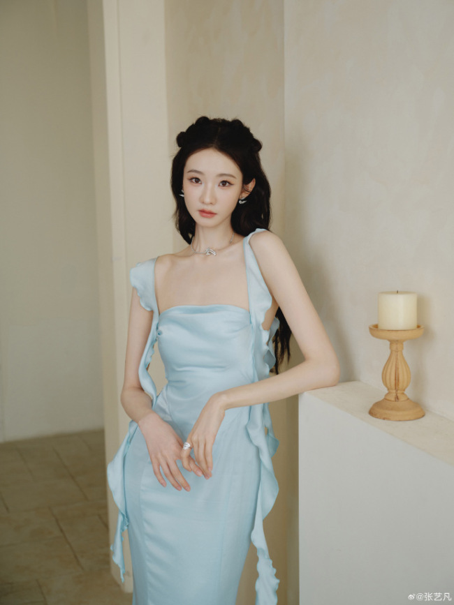 张艺凡穿淡蓝长裙仁和娇俏 抬眸含笑慵懒又纰漏
