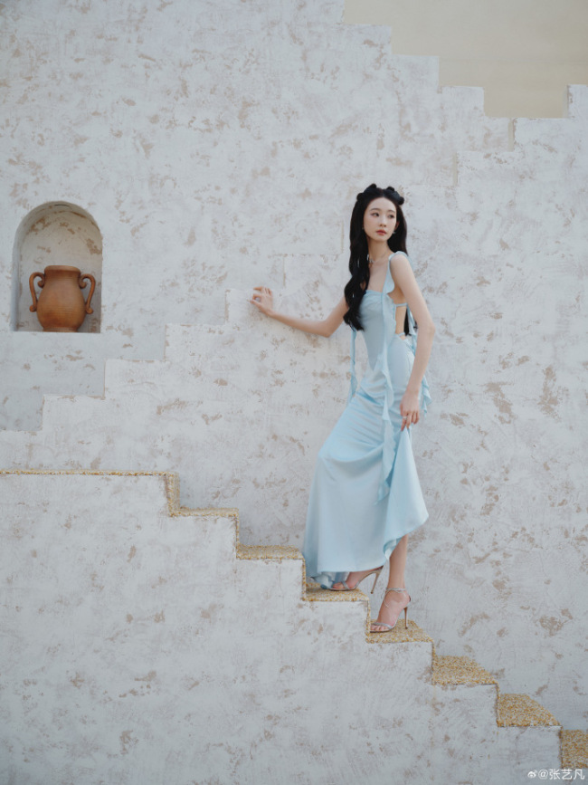 张艺凡穿淡蓝长裙仁和娇俏 抬眸含笑慵懒又纰漏