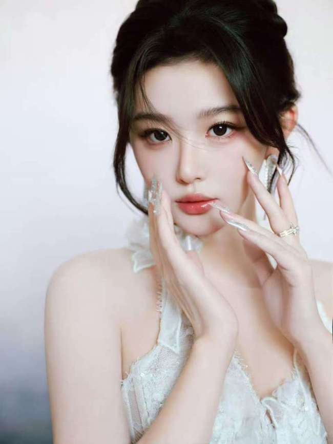 孔雪儿白色礼服写真释出 精致造型尽显优雅氛围感