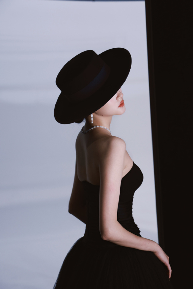 关晓彤穿抹胸纱裙配宽檐黑帽 红唇冷眸优雅又贵气